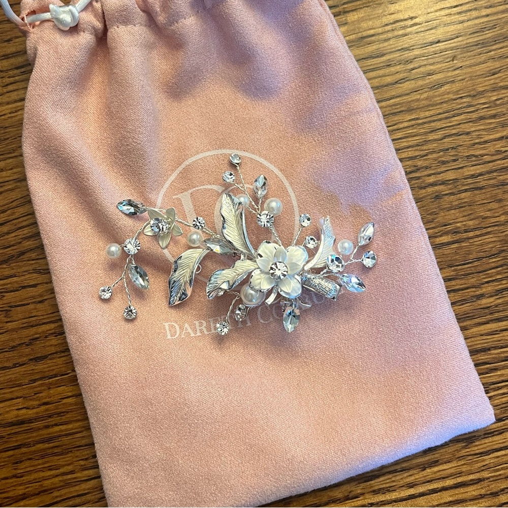 DarethColburnDesigns
Floral Bridal Hair Clip, Bridal Pearl Headpiece